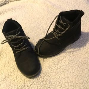 Boys black work boots- pre loved